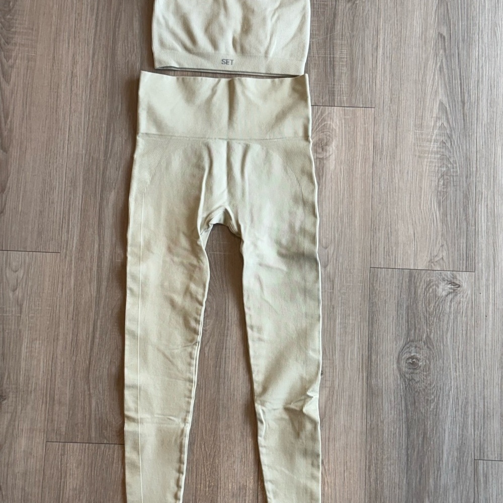 SET Active Cream Leggings and Top Set